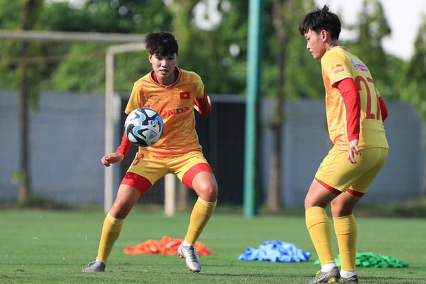 Nữ Việt Nam tập luyện với bóng chính thức FIFA World Cup 2023 dưới ánh nắng!