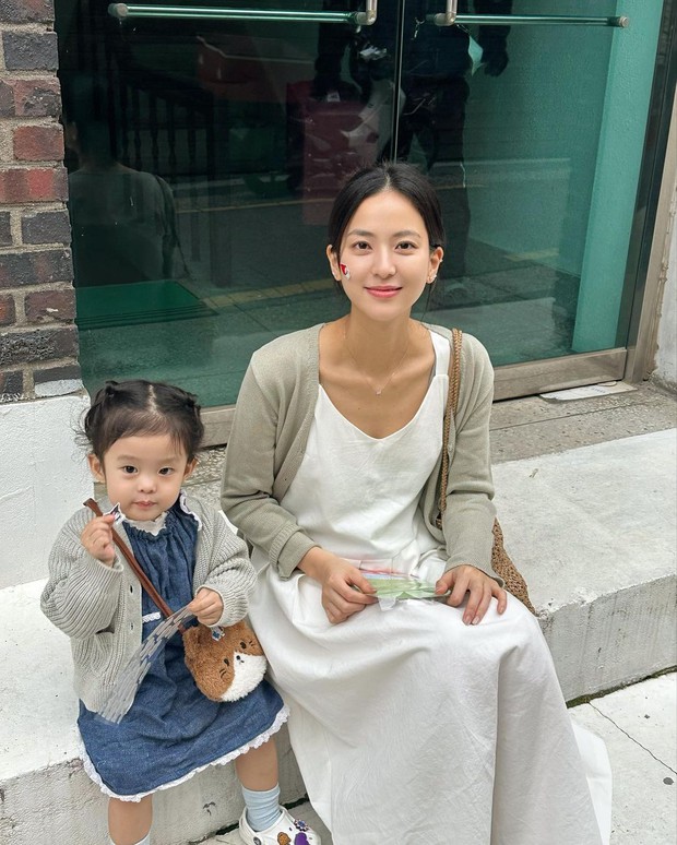 Học bà mẹ 1 con xứ Hàn lên đồ đơn giản mà vẫn rất trẻ trung - Ảnh 2.