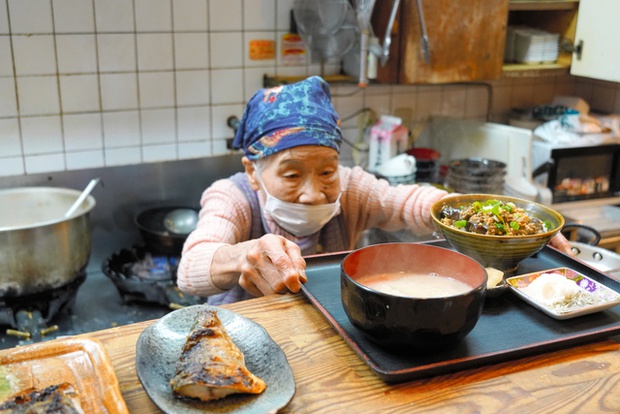 2 cụ bà sinh đôi ở Nhật: Cùng sống lạc quan kinh doanh tiệm ăn nổi tiếng gần 50 năm - Ảnh 7.
