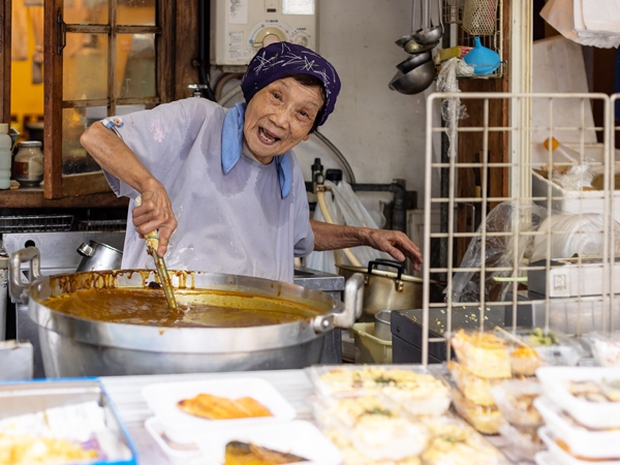 2 cụ bà sinh đôi ở Nhật: Cùng sống lạc quan kinh doanh tiệm ăn nổi tiếng gần 50 năm - Ảnh 6.