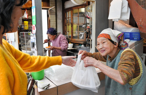 2 cụ bà sinh đôi ở Nhật: Cùng sống lạc quan kinh doanh tiệm ăn nổi tiếng gần 50 năm - Ảnh 4.
