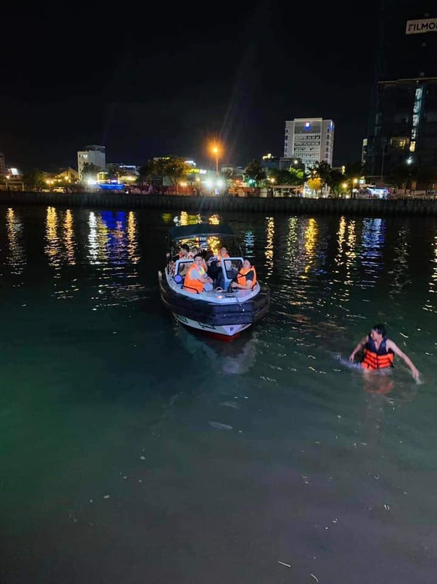 Đà Nẵng: Tàu du lịch chở 70 khách bị mắc cạn trên sông Hàn - Ảnh 2.
