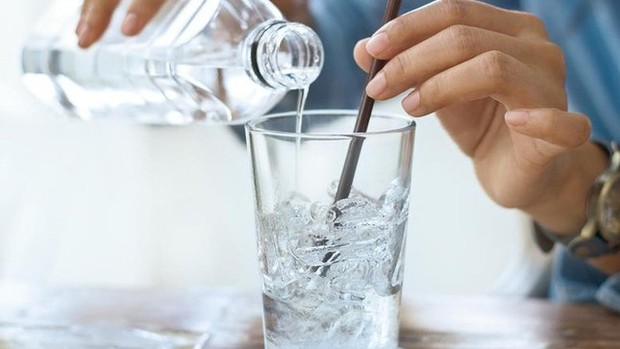 Uống nước đá trong mùa hè: Tưởng mát nhưng cực nhiều nguy hại - Ảnh 3.