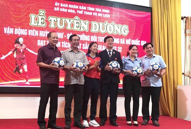 Trà Vinh tặng bằng khen, tuyên dương nữ cầu thủ Huỳnh Như - Ảnh 2.