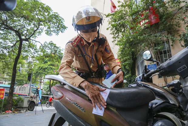 Hà Nội: Nhiều người vi phạm nồng độ cồn kịch khung, tài xế dùng nước chữa đau răng cũng dính nồng độ cồn được minh oan - Ảnh 11.