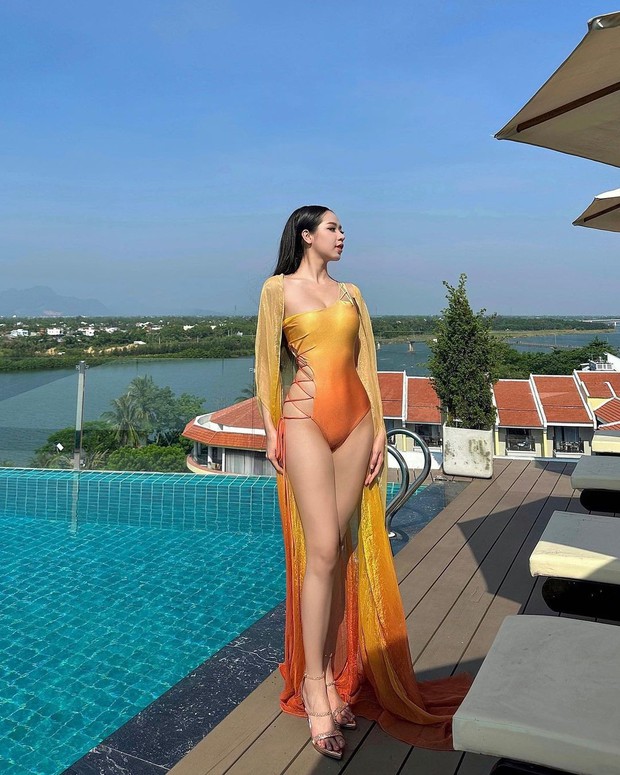 Hoa hậu Thanh Thủy, Á hậu Thùy Linh khoe dáng với áo tắm - Ảnh 1.