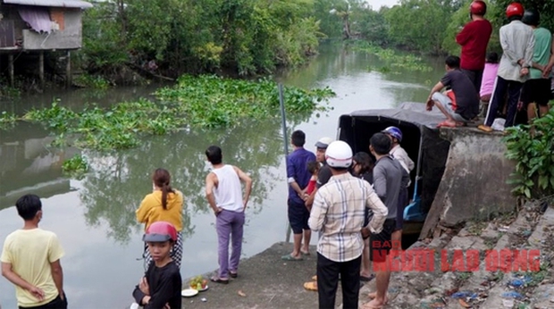 Vụ 3 chị em đuối nước ở Đồng Tháp: Mẹ đau đớn tìm vớt thi thể 3 con nhỏ - Ảnh 1.