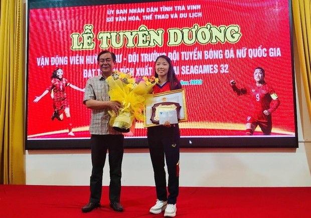 Trà Vinh tặng bằng khen, tuyên dương nữ cầu thủ Huỳnh Như - Ảnh 1.