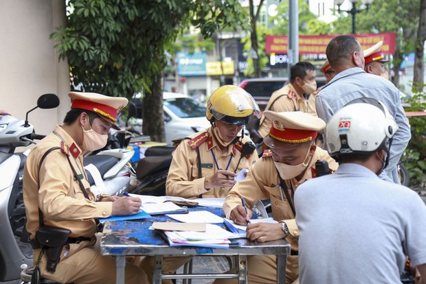 Hà Nội: Nhiều người vi phạm nồng độ cồn kịch khung, tài xế dùng nước chữa đau răng cũng dính nồng độ cồn được minh oan - Ảnh 9.