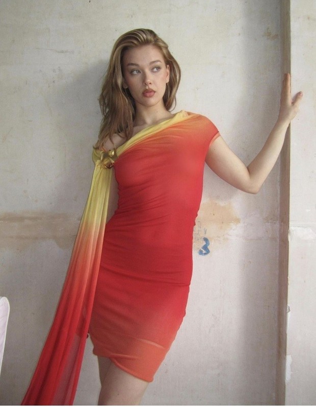 Cô gái đóng vai phản diện lấn át nữ chính trong bộ phim hot toàn cầu - Ảnh 9.