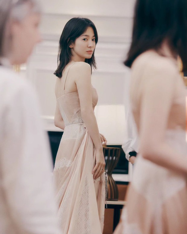 Song Hye Kyo gây chú ý trong clip hậu trường Met Gala 2023: Phải zoom thật kỹ cận mặt và hình slow motion mới thấy điểm trừ này - Ảnh 5.