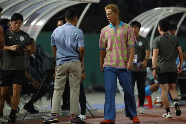 HLV trưởng của U22 Campuchia nói gì về việc ngồi im cả trận để Keisuke Honda đứng ra chỉ đạo? - Ảnh 3.
