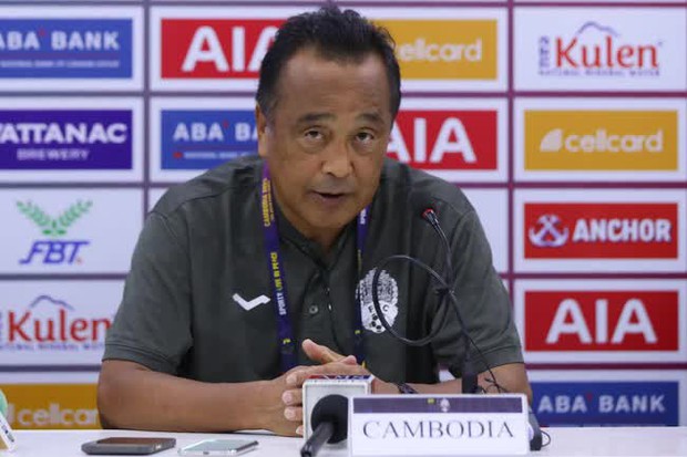 HLV trưởng của U22 Campuchia nói gì về việc ngồi im cả trận để Keisuke Honda đứng ra chỉ đạo? - Ảnh 1.