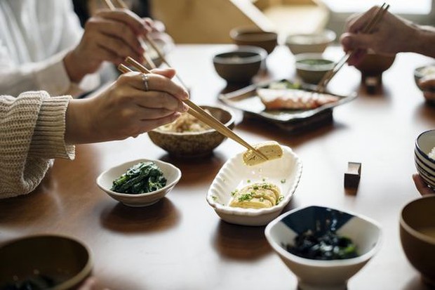 Khác biệt nhỏ trong nấu ăn giúp người Nhật có tuổi thọ trung bình cao nhất thế giới - Ảnh 3.