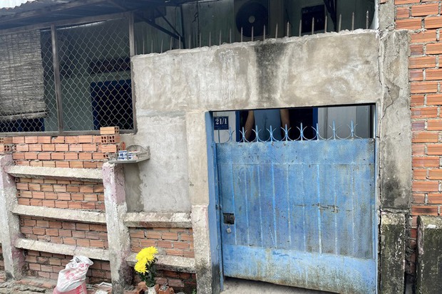 TP Thủ Đức: 1 người trong tư thế treo cổ trước cửa nhà - Ảnh 1.