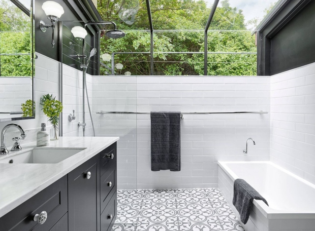 Chiêm ngưỡng hai sắc màu trắng - đen trong thiết kế nhà tắm - Ảnh 7.