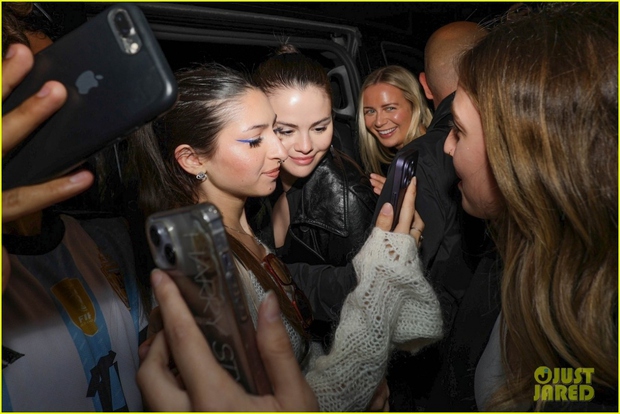 Selena Gomez thân thiện giao lưu cùng fans khi đến dự show diễn của Beyoncé tại Pháp - Ảnh 6.