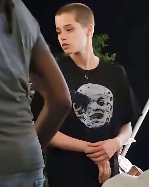 Angelina Jolie's daughter shaved her head at the age of 17 - Photo 2.