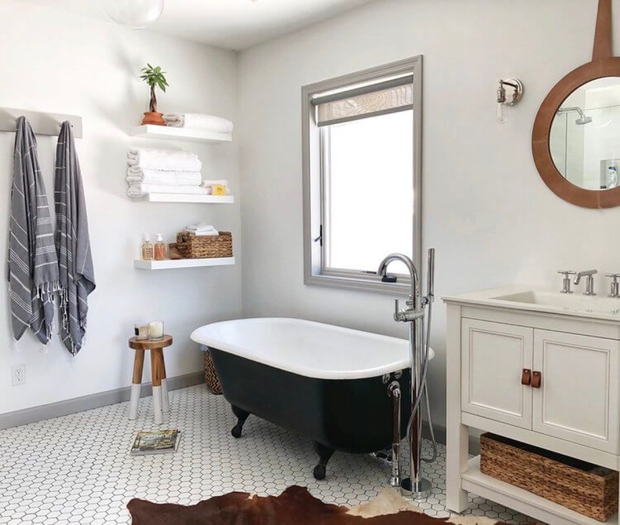 Chiêm ngưỡng hai sắc màu trắng - đen trong thiết kế nhà tắm - Ảnh 3.