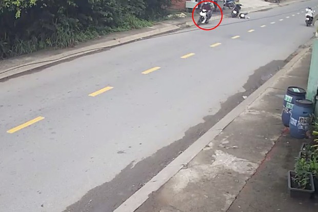 Chấn động với cô gái bị giật dây chuyền đổ xuống đường khiến ai cũng xót xa