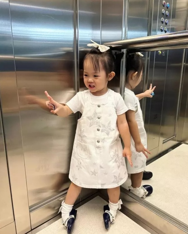 Con gái Cường Đô La - Đàm Thu Trang mới 2 tuổi đã dát toàn hàng hiệu - Ảnh 10.
