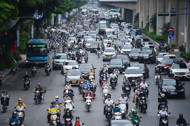 Giao thông Hà Nội hỗn loạn trong ngày đầu tiên người dân đi làm sau kỳ nghỉ dài - Ảnh 6. Giao thông Hà Nội hỗn loạn trong ngày đầu tiên người dân đi làm sau kỳ nghỉ dài - Ảnh 6.