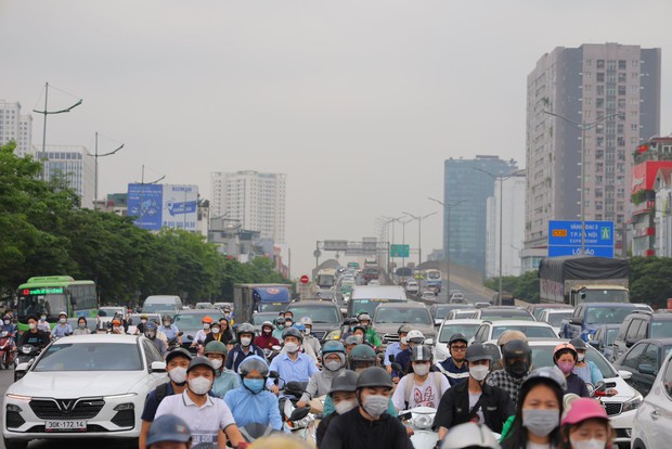 Giao thông Hà Nội hỗn loạn trong ngày đầu tiên người dân đi làm sau kỳ nghỉ dài - Ảnh 2. Giao thông Hà Nội hỗn loạn trong ngày đầu tiên người dân đi làm sau kỳ nghỉ dài - Ảnh 2.