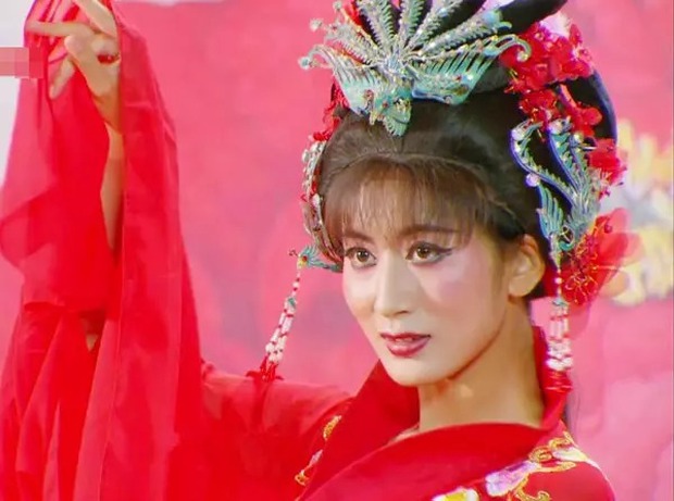 5 tân nương xấu nhất màn ảnh Hoa ngữ: Địch Lệ Nhiệt Ba già như mẹ chú rể nhưng chưa phải tệ nhất - Ảnh 11. 5 tân nương xấu nhất màn ảnh Hoa ngữ: Địch Lệ Nhiệt Ba già như mẹ chú rể nhưng chưa phải tệ nhất - Ảnh 11.