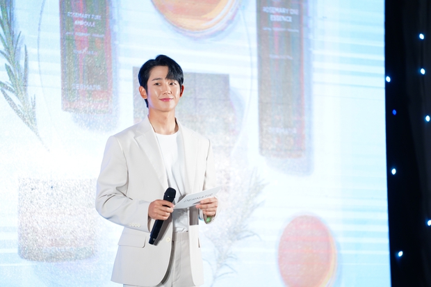 Jung Hae In đổ bộ sự kiện ở Hà Nội: Mặt đẹp như tượng tạc chấp đèn flash, đúng là tình màn ảnh của Jisoo! - Ảnh 10.