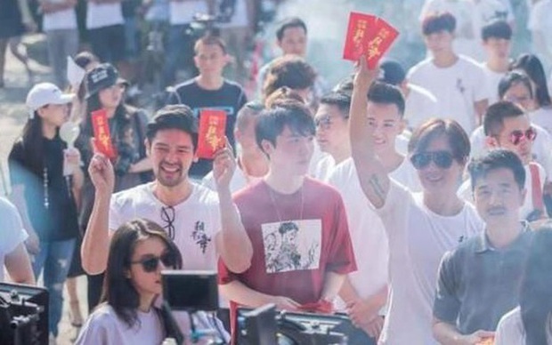 Netizen bàn luận về chuyện hậu trường phim khi dùng hình diễn viên làm ảnh thờ - Ảnh 1. Netizen bàn luận về chuyện hậu trường phim khi dùng hình diễn viên làm ảnh thờ - Ảnh 1.
