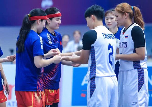 Cặp song sinh Việt kiều vỡ òa cảm xúc khi bóng rổ Việt Nam tạo địa chấn trước Thái Lan, trả món nợ từ SEA Games 31 - Ảnh 3.