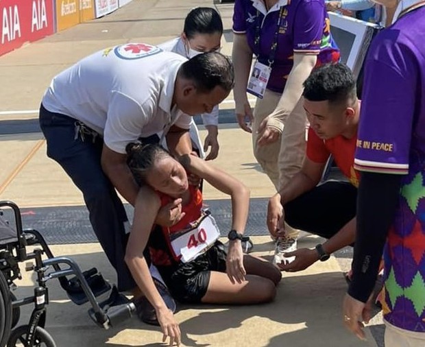 VĐV marathon Việt Nam ngất xỉu, phải thở oxy vì sốc nhiệt ở SEA Games 32 - Ảnh 3.