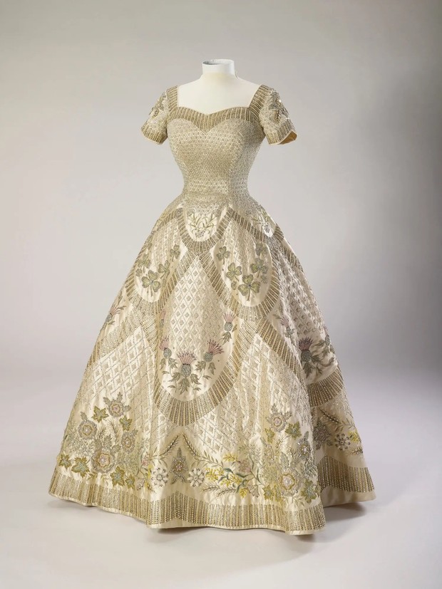 Chiếc váy đăng cơ của nữ hoàng elizabeth