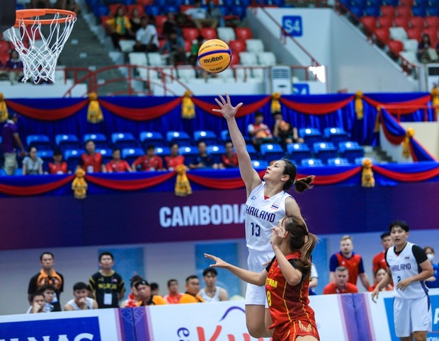 Cặp song sinh Việt kiều vỡ òa cảm xúc khi bóng rổ Việt Nam tạo địa chấn trước Thái Lan, trả món nợ từ SEA Games 31 - Ảnh 9.