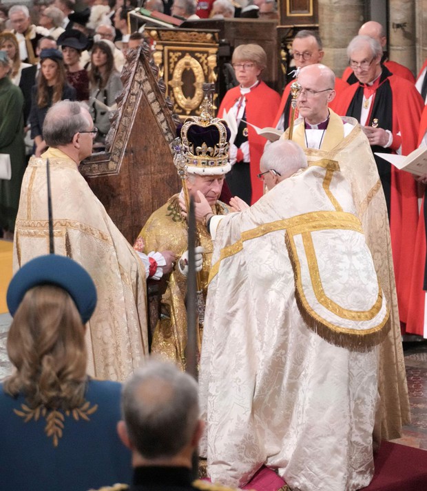 Lễ đăng quang Vua Charles III: Khoảnh khắc vị vua đầu tiên lên ngôi sau 70 năm đi vào lịch sử - Ảnh 2.