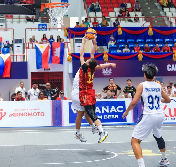 Cặp song sinh Việt kiều vỡ òa cảm xúc khi bóng rổ Việt Nam tạo địa chấn trước Thái Lan, trả món nợ từ SEA Games 31 - Ảnh 6.