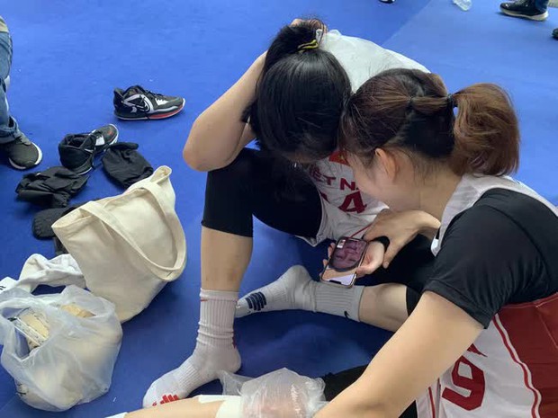 VĐV Việt kiều ôm bố khóc, gọi điện cho mẹ ở Mỹ ăn mừng khi tuyển bóng rổ nữ Việt Nam giành HCV SEA Games 32 - Ảnh 3. VĐV Việt kiều ôm bố khóc, gọi điện cho mẹ ở Mỹ ăn mừng khi tuyển bóng rổ nữ Việt Nam giành HCV SEA Games 32 - Ảnh 3.