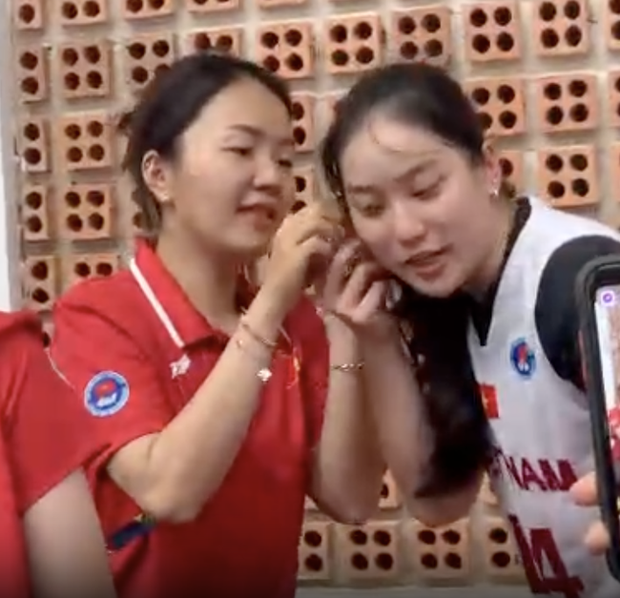 Niềm hạnh phúc giản đơn của ĐT bóng rổ nữ Việt Nam: Vui mừng vì được thưởng trà sữa, thoa son, đeo khuyên tai lên nhận huy chương vàng SEA Games 32 - Ảnh 4. Niềm hạnh phúc giản đơn của ĐT bóng rổ nữ Việt Nam: Vui mừng vì được thưởng trà sữa, thoa son, đeo khuyên tai lên nhận huy chương vàng SEA Games 32 - Ảnh 4.