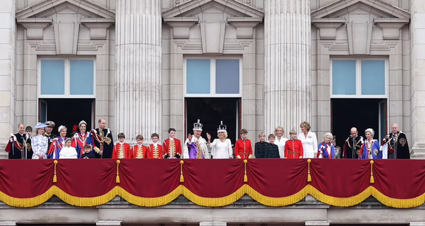 Vua Charles và Vương hậu Camilla cùng gia đình Vương thất vẫy chào người dân ở ban công Cung điện Buckingham - Ảnh 3.