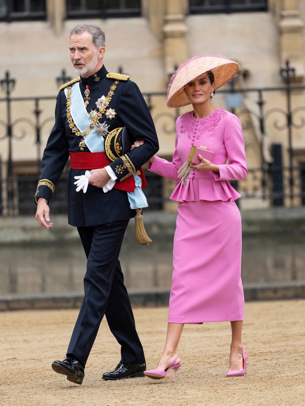 15 bộ trang phục đẹp nhất Lễ đăng quang của Vua Charles III: Nhà Kate đứng đầu, các khách mời chuộng đồ may riêng, đề cao nét cổ điển - Ảnh 5.