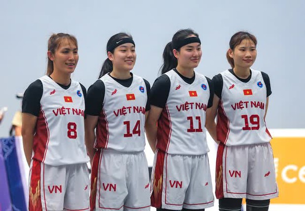 Chị em song sinh Thảo Vy, Thảo My ngã dúi dụi, không ngại va chạm để giành HCV bóng rổ lịch sử - Ảnh 13.
