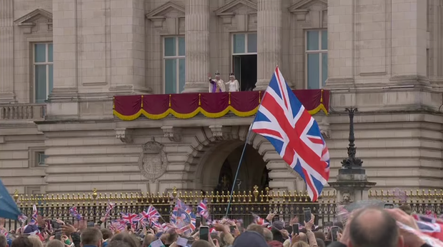 Vua Charles và Vương hậu Camilla cùng gia đình Vương thất vẫy chào người dân ở ban công Cung điện Buckingham - Ảnh 10.