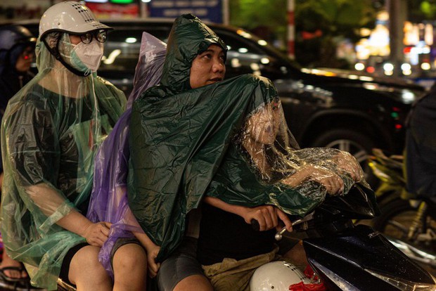 Mưa to giải nhiệt cho Hà Nội tối cuối tuần, nhiều người đón chờ không khí lạnh để thoát cảnh đội nắng đi làm - Ảnh 3. Mưa to giải nhiệt cho Hà Nội tối cuối tuần, nhiều người đón chờ không khí lạnh để thoát cảnh đội nắng đi làm - Ảnh 3.