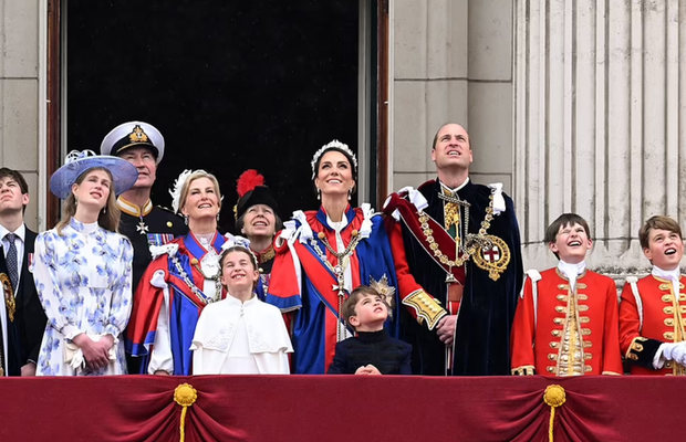 Vua Charles và Vương hậu Camilla cùng gia đình Vương thất vẫy chào người dân ở ban công Cung điện Buckingham - Ảnh 8.