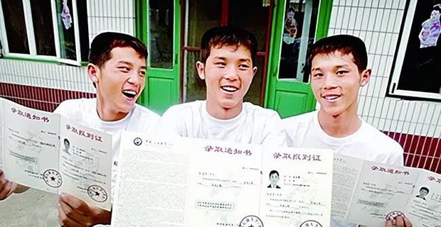 Ba anh em sinh ba đặc biệt ở Trung Quốc: Cùng đậu trường top, thành công rồi lấy vợ chung một ngày - Ảnh 3.