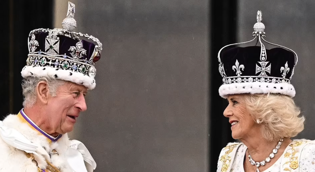Vua Charles và Vương hậu Camilla cùng gia đình Vương thất vẫy chào người dân ở ban công Cung điện Buckingham - Ảnh 5.