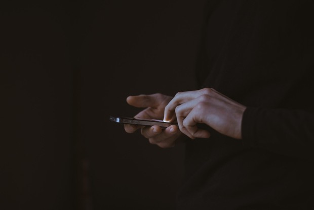 Điện thoại iPhone có một nút màu xanh: Nhìn là biết ngay có bị kẻ gian theo dõi hay không? - Ảnh 1. Điện thoại iPhone có một nút màu xanh: Nhìn là biết ngay có bị kẻ gian theo dõi hay không? - Ảnh 1.