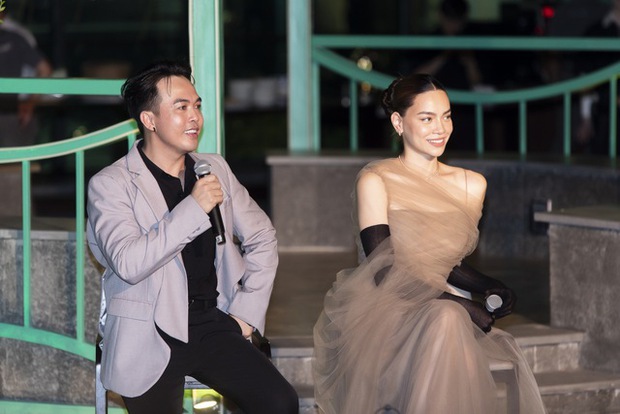 Hồ Ngọc Hà đem cả đại gia đình đến họp báo: Cậu út Leon hết luyện thanh lại nói 1 câu khiến mọi người phì cười - Ảnh 17. Hồ Ngọc Hà đem cả đại gia đình đến họp báo: Cậu út Leon hết luyện thanh lại nói 1 câu khiến mọi người phì cười - Ảnh 17.
