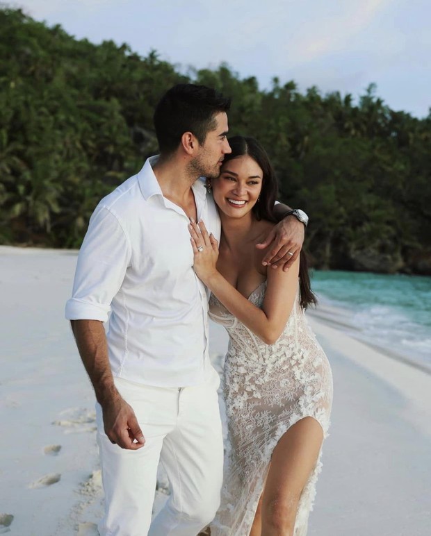 Hoa hậu Hoàn vũ Pia Wurtzbach đi chân trần trong lễ cưới - Ảnh 1. Hoa hậu Hoàn vũ Pia Wurtzbach đi chân trần trong lễ cưới - Ảnh 1.