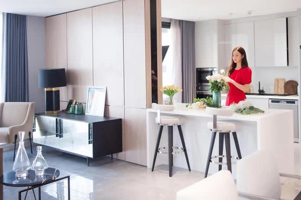 Bên trong penthouse 21 tỷ của Lương Thùy Linh: Sang chảnh từng centimet, nhìn riêng góc bếp đủ biết độ giàu của chủ nhân - Ảnh 6. Bên trong penthouse 21 tỷ của Lương Thùy Linh: Sang chảnh từng centimet, nhìn riêng góc bếp đủ biết độ giàu của chủ nhân - Ảnh 6.